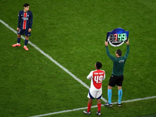 Trận này, hậu vệ trẻ Lewis-Skelly được HLV Mikel Arteta tung vào sân ở phút 90 thay cho tiền đạo Bukayo Saka.